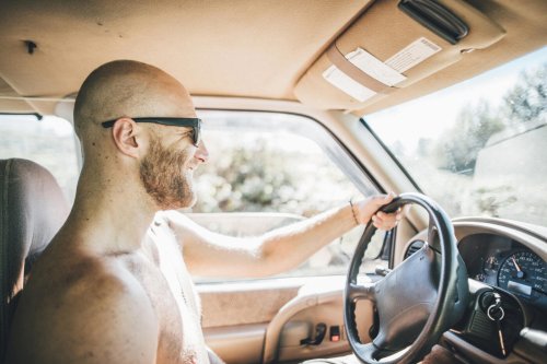¿Puedes conducir sin camiseta este verano? La DGT lo deja claro