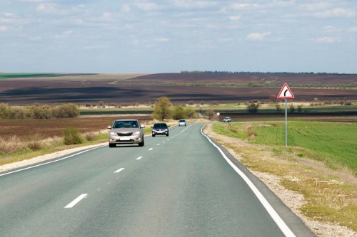Los españoles son los conductores que más corren en la UE en las carreteras secundarias