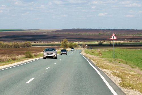 Los españoles son los conductores que más corren en la UE en las carreteras secundarias