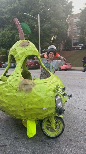 Construyó una motocicleta con forma de pera y ahora va a cruzar Estados Unidos con ella
