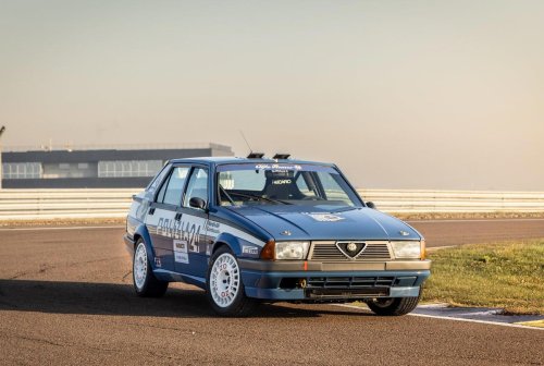 A la venta un Alfa 75 del equipo oficial de rally de la Policía, un clásico con una historia única