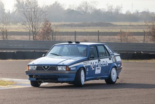 A la venta un Alfa 75 del equipo oficial de rally de la Policía, un clásico con una historia única