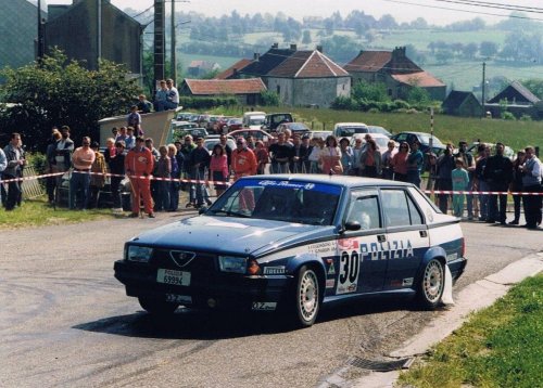 A la venta un Alfa 75 del equipo oficial de rally de la Policía, un clásico con una historia única