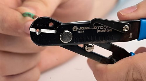 How to use a wire stripping tool (and which type you should be using)