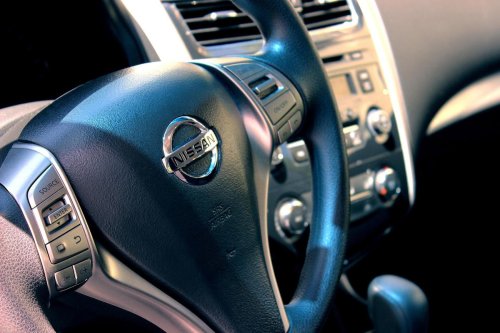 Aviso de la DGT: tu motor pierde años de vida si haces esto al arrancar el coche