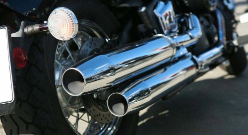 Adiós al ruido de las motos en las ciudades: ecologistas exigen crear pegatinas acústicas e imponer nuevas restricciones