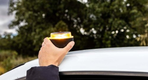 A partir de julio, estos nuevos sistemas acompañarán a la baliza V16: serán obligatorios en todos los coches nuevos de Europa