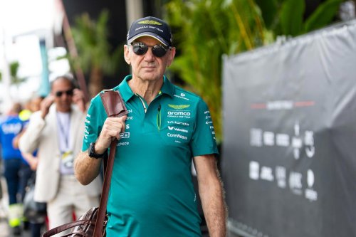Adrian Newey ya habla de la última esperanza de Aston Martin: el AMR26B ya tiene fecha