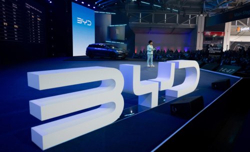 BYD, Ferrari, Guerra abierta entre BYD y Ferrari: Stella Li, jefa de la marca china, lanza un dardo al Ferrari Luce