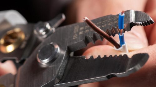 How to use a wire stripping tool (and which type you should be using)