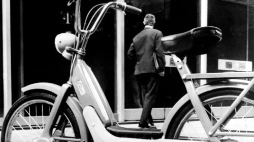 Circulaba sin carné y sin casco, pero lo detienen por un hecho mucho más grave ocurrido hace 45 años: la surrealista historia