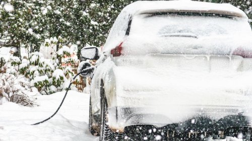 Do hybrid vehicles lose efficiency in temperature extremes the same way as EVs?