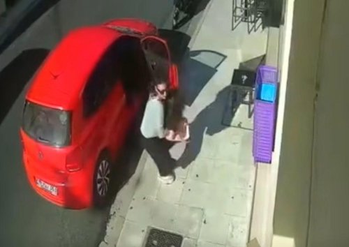 A un segundo del horror: una madre hace esto con su hija al ver a un conductor fuera de control dirigirse hacia ellas