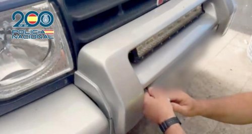 La policía desmonta el frontal de su coche tras llegar a un taller mecánico de A Coruña
