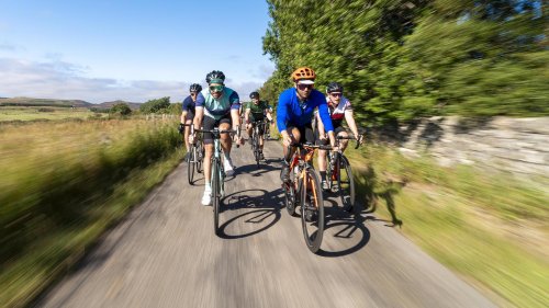 La polémica de ir a rueda en ciclismo: por qué genera cada vez más tensión y qué errores cometemos en la carretera
