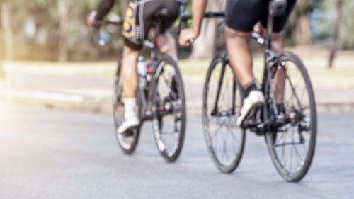 La polémica de ir a rueda en ciclismo: por qué genera cada vez más tensión y qué errores cometemos en la carretera