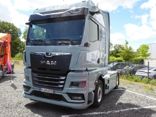 Truckmakers to Brussels: Build the infrastructure first