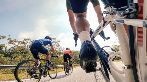 La polémica de ir a rueda en ciclismo: por qué genera cada vez más tensión y qué errores cometemos en la carretera