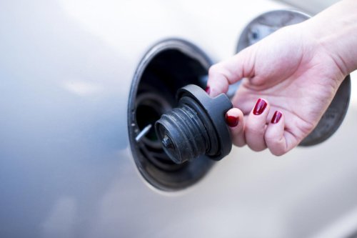 ¿Se ha encendido la luz de avería del motor? Antes de ir al taller revisa esto, porque te puedes ahorrar mucho dinero