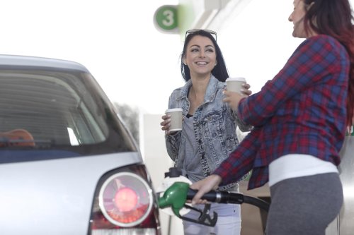 ¿Se ha encendido la luz de avería del motor? Antes de ir al taller revisa esto, porque te puedes ahorrar mucho dinero