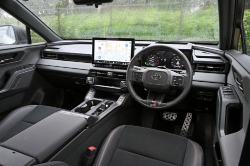 トヨタ新型RAV4で首都高速を気ままに回遊。最新世代のPHEVがもたらす、スマートドライブの真骨頂とは