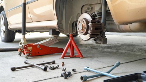4 dangerous mistakes people make when using a floor jack and jack stands