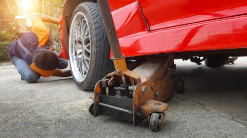 4 dangerous mistakes people make when using a floor jack and jack stands