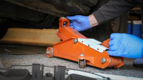 4 dangerous mistakes people make when using a floor jack and jack stands