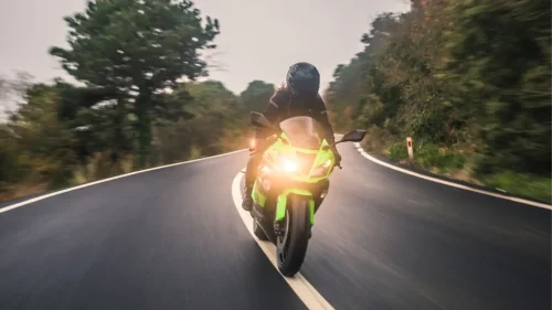 Cazado en su moto a 302 km/h en un pueblo cuya vía está limitada a 80: la multa será histórica