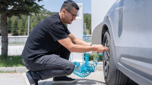 Can you leave your car running while you put air in the tires?