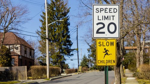What's the difference between yellow and white speed limit signs?