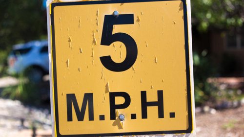What's the difference between yellow and white speed limit signs?
