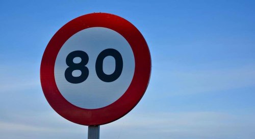 Alcanza los 302 km/h en una carretera limitada a 80 km/h: ahora el motorista se enfrenta a un grave delito vial
