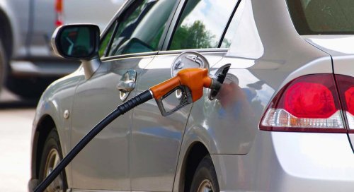 Comprar un coche eléctrico o de gasolina en 2026: un experto en motor revela qué tipo de motor acelera más rápido