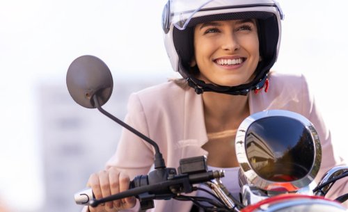 Lo que le pasa a tu cabeza cuando te pones el casco y arrancas la moto: el estudio que los conductores de coches no quieren leer