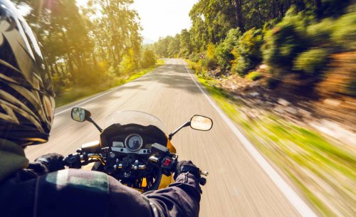 Lo que le pasa a tu cabeza cuando te pones el casco y arrancas la moto: el estudio que los conductores de coches no quieren leer