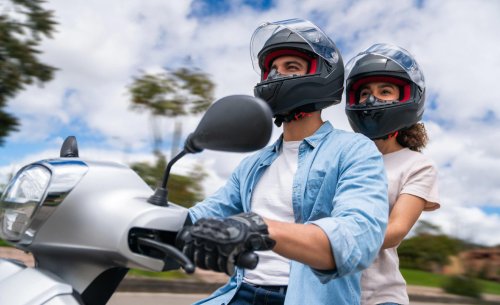Lo que le pasa a tu cabeza cuando te pones el casco y arrancas la moto: el estudio que los conductores de coches no quieren leer