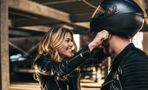 Lo que le pasa a tu cabeza cuando te pones el casco y arrancas la moto: el estudio que los conductores de coches no quieren leer