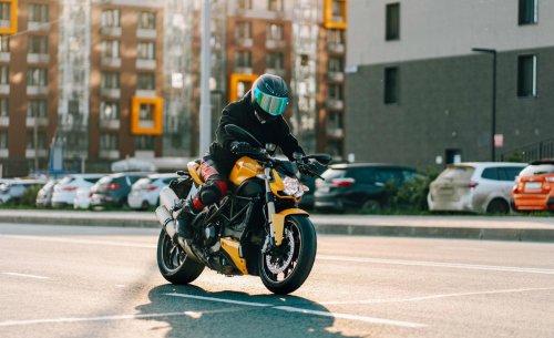 Lo que le pasa a tu cabeza cuando te pones el casco y arrancas la moto: el estudio que los conductores de coches no quieren leer