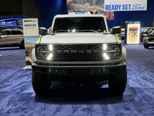 Ford | Ford Bronco | Ford Bronco RTR up close looks ready to have fun with the Raptor