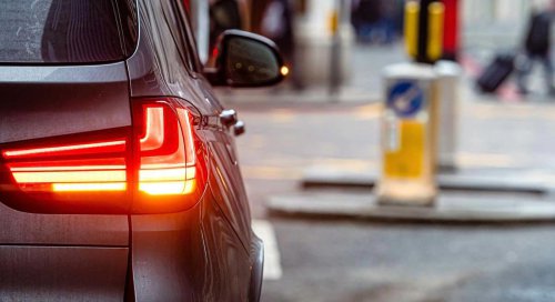 Qué es la alerta de tráfico cruzado del coche: el sistema que evita golpes y muchos conductores desconocen