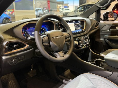 Chrysler, 2027 Chrysler Pacifica looks striking in person, but the interior's something else
