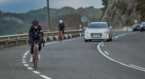 Para adelantar ciclistas no basta con respetar la distancia lateral: la otra norma que implica multas