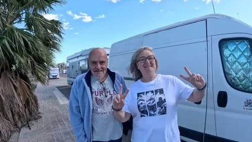 Juanma y Tony, pareja viviendo durante cuatro años viviendo en una camper: “Viviendo en una furgo desde luego ahorras dinero”