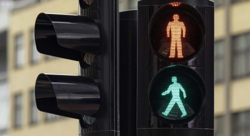 Por qué los semáforos para coches tienen amarillo pero para los peatones solo hay verde y rojo