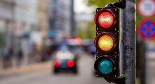 Apagar el motor en semáforos ahorra combustible, pero puede provocar averías: mecánicos aclaran si compensa