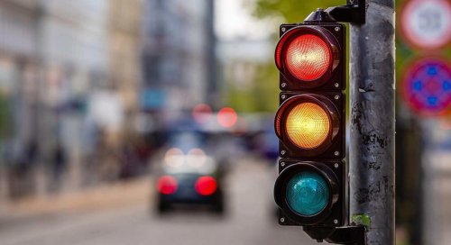 Apagar el motor en semáforos ahorra combustible, pero puede provocar averías: mecánicos aclaran si compensa