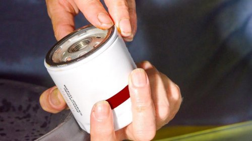 5 common reasons your car's engine is leaking oil