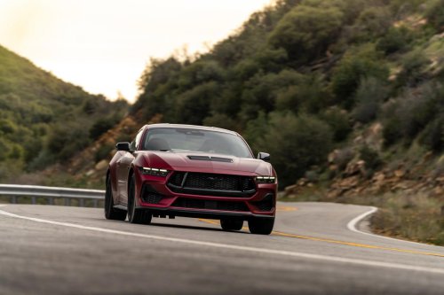 Duelo de muscle cars modernos: Dodge Charger Scat Pack vs. Ford Mustang GT