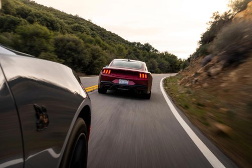 Duelo de muscle cars modernos: Dodge Charger Scat Pack vs. Ford Mustang GT